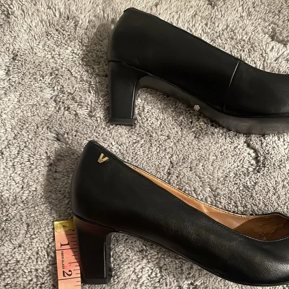 Vionic black leather pumps, EUC, size 9 - Picture 3 of 9